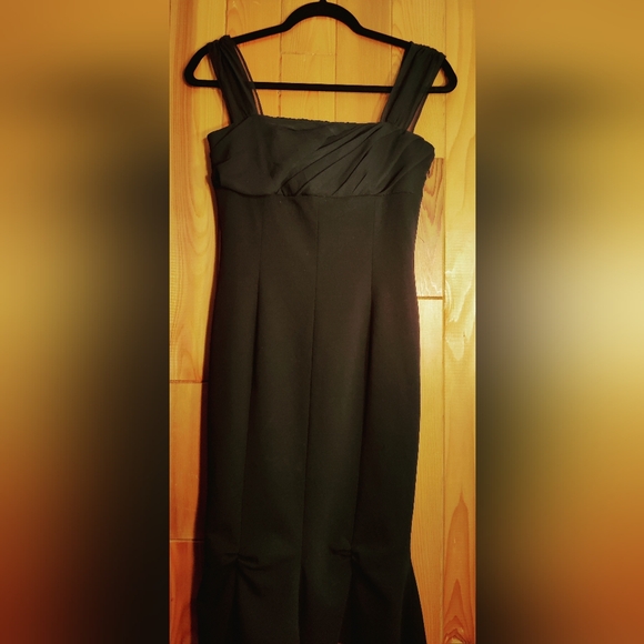 Elegant Black Dress - Picture 1 of 5